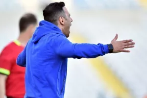 "Πούρσα" σε παίκτες: "Δεν είναι ποδόσφαιρο αυτό που παίζετε"