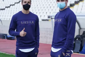 Ποζάρουν/ΑΠΟΕΛ