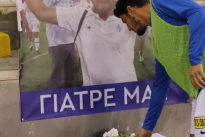 Λουλούδια από τους παίκτες της Ανόρθωσης εις μνήμη του Σέργη Σεργίου  (βίντεο/φώτος) 