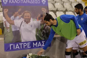 Λουλούδια από τους παίκτες της Ανόρθωσης εις μνήμη του Σέργη Σεργίου  (βίντεο/φώτος) 