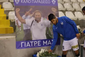Λουλούδια από τους παίκτες της Ανόρθωσης εις μνήμη του Σέργη Σεργίου  (βίντεο/φώτος) 