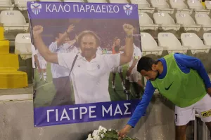Λουλούδια από τους παίκτες της Ανόρθωσης εις μνήμη του Σέργη Σεργίου  (βίντεο/φώτος) 