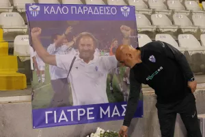 Λουλούδια από τους παίκτες της Ανόρθωσης εις μνήμη του Σέργη Σεργίου  (βίντεο/φώτος) 