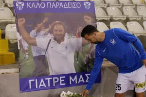 Λουλούδια από τους παίκτες της Ανόρθωσης εις μνήμη του Σέργη Σεργίου  (βίντεο/φώτος) 