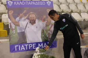 Λουλούδια από τους παίκτες της Ανόρθωσης εις μνήμη του Σέργη Σεργίου  (βίντεο/φώτος) 