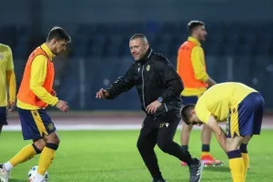 Τριάρα, τρίτη σερί, κορυφή και... περιμένει! (Φώτος)
