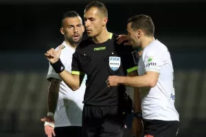 Τριάρα, τρίτη σερί, κορυφή και... περιμένει! (Φώτος)