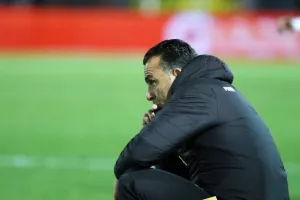 Τριάρα, τρίτη σερί, κορυφή και... περιμένει! (Φώτος)