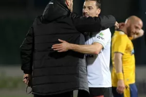 Τριάρα, τρίτη σερί, κορυφή και... περιμένει! (Φώτος)