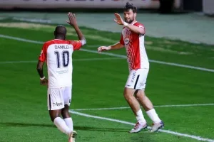 Επέστρεψε... με ΚΑΡΕ και ευστοχία απ' την "άσπρη βούλα"! (Φώτος)