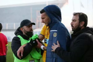 ΦΩΤΟΣ/Τραυματίστηκε ο Μπουνόζα - Με ασθενοφόρο στην κλινική  