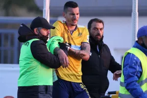 ΦΩΤΟΣ/Τραυματίστηκε ο Μπουνόζα - Με ασθενοφόρο στην κλινική  