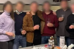 Κορωνο-πάρτι με ουίσκι και βότκα μέσα στην ΕΛ.ΑΣ