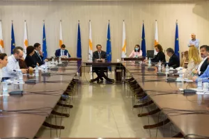 Κοσμοσυρροή στο Προεδρικό, προχωρούν σε ενημέρωση οι επιδημιολόγοι