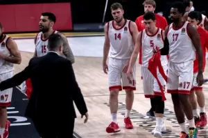 Ολυμπιακός: Βαρυχειμωνιά πέντε σερί ηττών, ζει μέρες… 2004-05