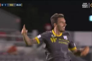 ΜΑΤ/Γκολ σχεδόν... από το κέντρο! 