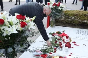 Μαρινάκης, Αγγελόπουλος και Κουντούρης τίμησαν την μνήμη των θυμάτων της Θύρας 7