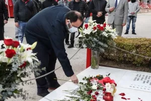 Μαρινάκης, Αγγελόπουλος και Κουντούρης τίμησαν την μνήμη των θυμάτων της Θύρας 7