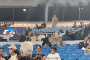 Έλληνες ομογενείς χορεύουν νησιώτικα στην Rod Laver Arena (βίντεο)