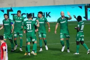 Συνεχίζει ακάθεκτη 