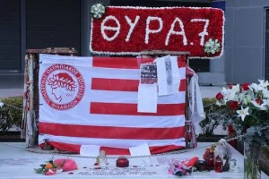 Μαρινάκης, Αγγελόπουλος και Κουντούρης τίμησαν την μνήμη των θυμάτων της Θύρας 7