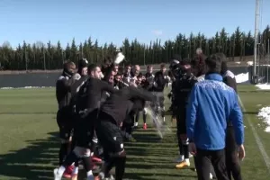 ΠΑΟΚ: Γενέθλια με χιονοπόλεμο για τον Μιχαηλίδη