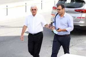 "Παίζω το βιολί μου με το δικό μου δοξάρι- Δεν πρόκειται ν’ απαντήσω στον έμμισθο του ΑΚΕΛ"