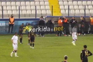 Έξαλλος ο Κέρκεζ/Αποβλήθηκε ο βοηθός του (φώτος/βίντεο)
