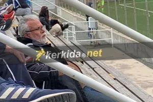 Στην κερκίδα ο Πάπουτσος....