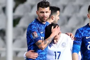 Αγκαλιά τον μικρό...