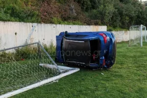 Αυτοκίνητο έπεσε μέσα σε γήπεδο στην Κρήτη (φώτος)