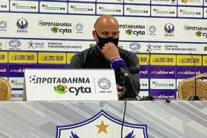 "Για να σκιστεί το κεφάλι του σημαίνει κάτι έγινε/Μπορούσαμε για νίκη" (ΤΙΜΟΥΡ) 