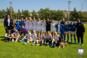 "Τιμή και δόξα στα γαλανόλευκα μας χρώματα!"