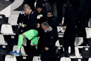 ΒΙΝΤΕΟ/«Πέσιμο» σε Πασχαλάκη μετά το 0-2