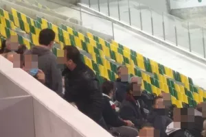 ΣΚΗΝΙΚΟ στην Αρένα/Παρατήρηση και φωνές για... μάσκα