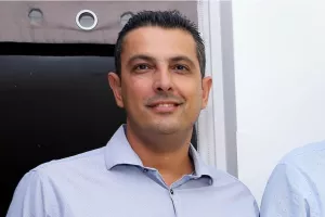 Παρακολουθεί ο Μιχάλης...