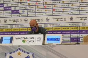 "Kάποιοι βγάζουν την γλώσσα τους περίπατο/Πέρσι δικαιούμασταν και τα δυο, όλοι ξέρουμε τι έγινε"