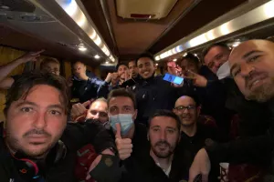 Η selfie του "διπλού" από το λεωφορείο! (φώτος)