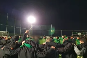 ΘΥΡΑ 9: "Χωρίς πολλά λόγια σαν μια γροθιά"