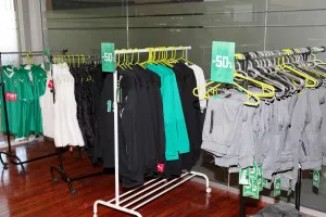 ΦΩΤΟΣ/Κατέκλυσαν την "Green Boutique" οι Ομονοιάτες
