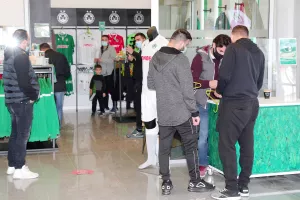 ΦΩΤΟΣ/Κατέκλυσαν την "Green Boutique" οι Ομονοιάτες