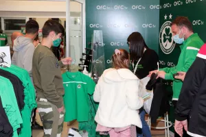 ΦΩΤΟΣ/Κατέκλυσαν την "Green Boutique" οι Ομονοιάτες