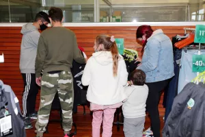 ΦΩΤΟΣ/Κατέκλυσαν την "Green Boutique" οι Ομονοιάτες