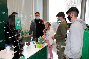 ΦΩΤΟΣ/Κατέκλυσαν την "Green Boutique" οι Ομονοιάτες