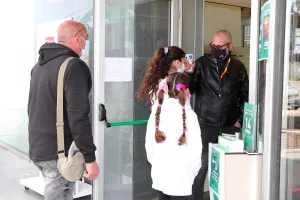 ΦΩΤΟΣ/Κατέκλυσαν την "Green Boutique" οι Ομονοιάτες