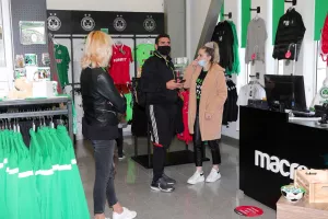ΦΩΤΟΣ/Κατέκλυσαν την "Green Boutique" οι Ομονοιάτες
