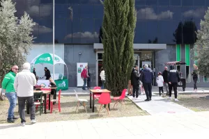 ΦΩΤΟΣ/Κατέκλυσαν την "Green Boutique" οι Ομονοιάτες