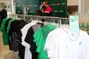 ΦΩΤΟΣ/Κατέκλυσαν την "Green Boutique" οι Ομονοιάτες