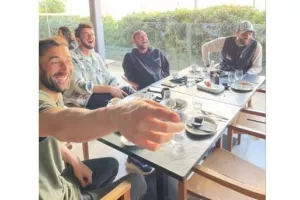Γυρίζει.../ΑΝΟ