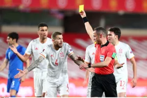 Οι Ισπανοί γράφουν ότι ήταν πέναλτι και κόκκινη του Μαρτίνεθ